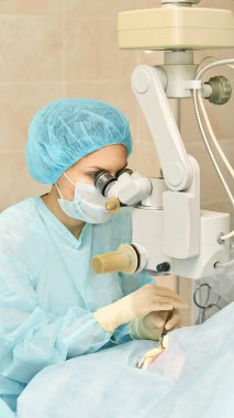 Oftalmoloji lazer mikroskop operasyonu. Klinikte doktor. Hasta göz tedavisi. Miyopi ve katarakt giderme