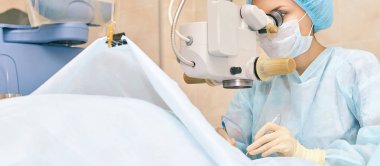 Oftalmoloji lazer mikroskop operasyonu. Klinikte doktor. Hasta göz tedavisi. Miyopi ve katarakt giderme