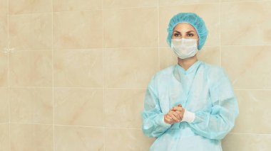 Güzel doktor kadın portresi. Oftalmoloji lazer mikroskop operasyonu. Klinik odası. Hasta göz tedavisi. Miyopi ve katarakt giderme