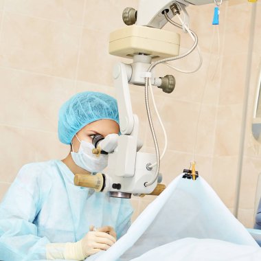 Güzel doktor kadın portresi. Oftalmoloji lazer mikroskop operasyonu. Klinik odası. Hasta göz tedavisi. Miyopi ve katarakt giderme