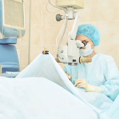 Oftalmoloji lazer mikroskop operasyonu. Klinikte doktor. Hasta göz tedavisi. Miyopi ve katarakt giderme