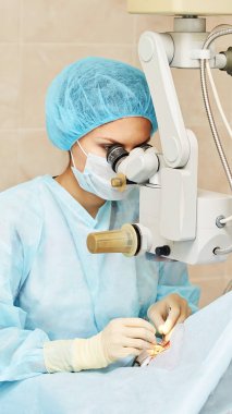 Oftalmoloji lazer mikroskop operasyonu. Klinikte doktor. Hasta göz tedavisi. Miyopi ve katarakt giderme