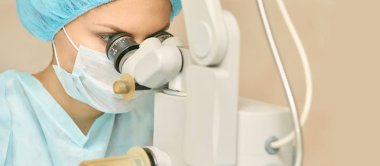 Güzel doktor kadın portresi. Oftalmoloji lazer mikroskop operasyonu. Klinik odası. Hasta göz tedavisi. Miyopi ve katarakt giderme