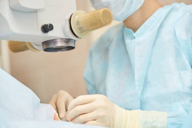 Oftalmoloji lazer mikroskop operasyonu. Klinikte doktor. Hasta göz tedavisi. Miyopi ve katarakt giderme