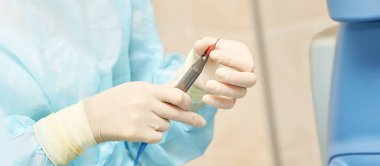 Oftalmoloji lazer mikroskop operasyonu. Doktor ve seyrek ile klinik odası. Eldiven ler ve ilaç aletleri