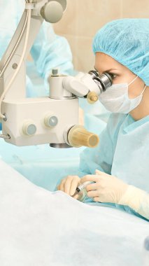 Oftalmoloji lazer mikroskop operasyonu. Klinikte doktor. Hasta göz tedavisi. Miyopi ve katarakt giderme