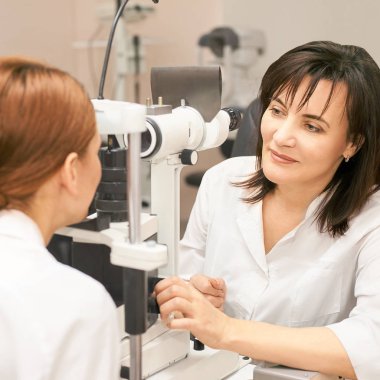 Göz oftalmolog muayenesi. Görme geri kazanımı. Astigmatizma kontrol kavramı. Oftalmoloji diagmostic cihaz. Klinikte güzellik kız portre