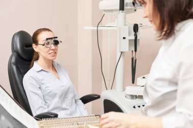 Göz oftalmolog muayenesi. Görme geri kazanımı. Astigmatizma kontrol kavramı. Oftalmoloji diagmostic cihaz. Klinikte güzellik kız portre