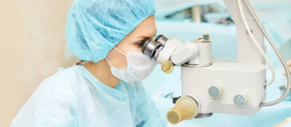 Oftalmologi laser Mikroskop drift. Läkare i kliniken. Patientens ögonbehandling. Myopi och katarakt avlägsnande — Stockfoto