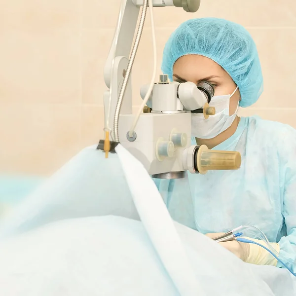 Operación de microscopio láser oftalmológico. Doctor en clínica. Tratamiento ocular del paciente. Miopía y eliminación de cataratas —  Fotos de Stock