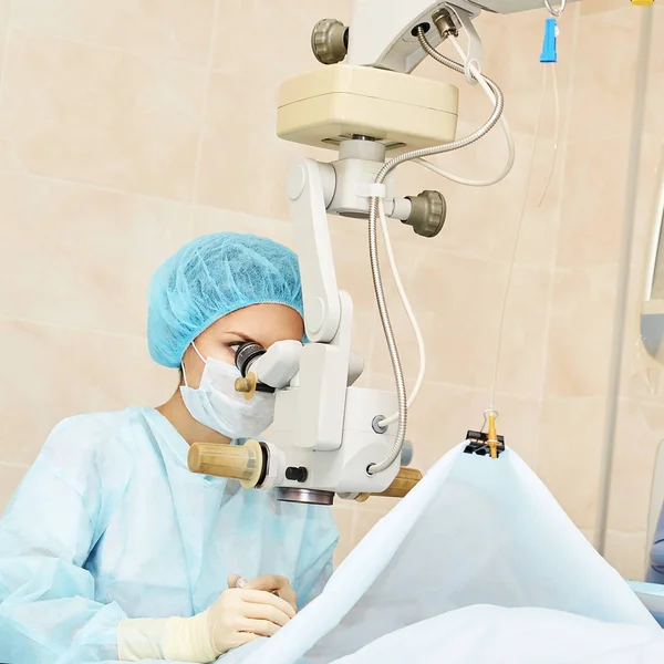 Söt doktor kvinna porträtt. Oftalmologi laser Mikroskop drift. Klinik rum. Patientens ögonbehandling. Myopi och katarakt avlägsnande — Stockfoto