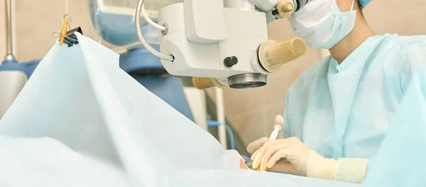 Operazione al microscopio laser oftalmologico. Dottore in clinica. Trattamento oculare paziente. Miopia e rimozione della cataratta — Foto Stock