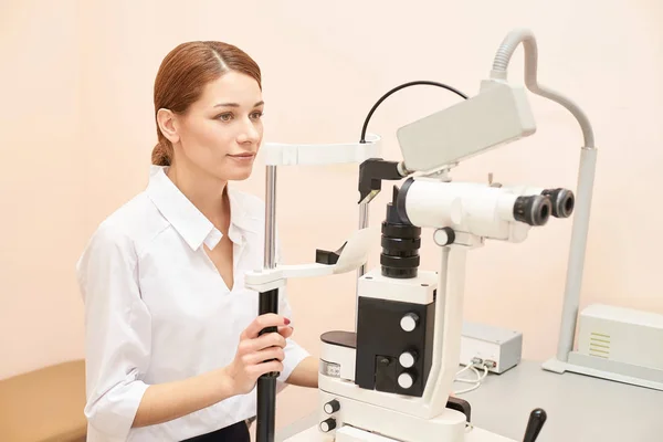 Exame oftalmológico ocular. Recuperação da visão. Astigmatismo verificar conceito. Oftalmologia dispositivo diagmístico. Beleza menina retrato na clínica — Fotografia de Stock