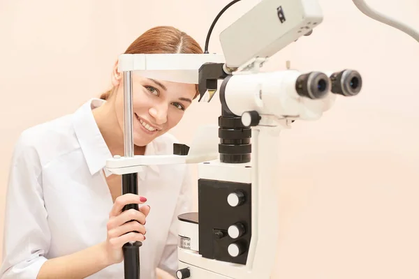 Badanie okulisty oka. Odzyskiwanie wzroku. Koncepcja kontroli astygmatyzmu. Okulistyka diagmostic urządzenia. Uroda dziewczyna portret w klinice — Zdjęcie stockowe