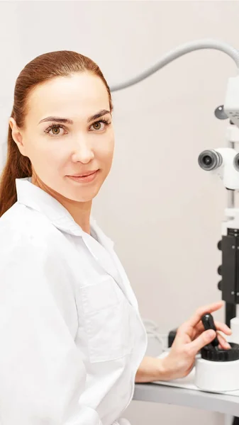 Проверка глазного офтальмолога. Зрение восстановилось. Концепция проверки астигматизма. Офтальмологическое диагональное устройство. Портрет красавицы в клинике — стоковое фото