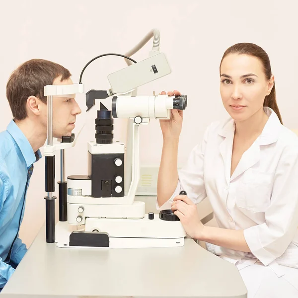 Eye ophthalmologist exam. Eyesight recovery. Astigmatism check concept. Ophthalmology diagmostic device. Beauty girl portrait in clinic. Man patient — Stock Photo, Image