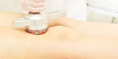 Kavitasyon kozmetik kadın yordamı. Lipo ultrasonik makine. Vücut anti selülit tedavisi. Ultrason radyo kız terapi