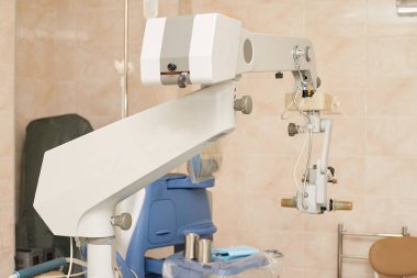 Oftalmoloji lazer mikroskop operasyonu. Doktor ve seyrek ile klinik odası. Eldiven ler ve ilaç aletleri