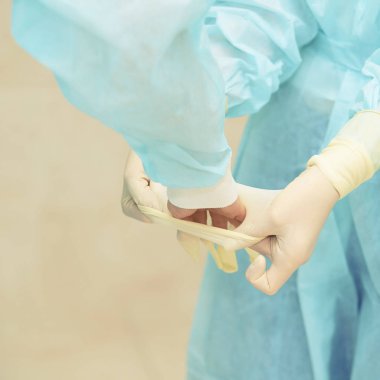 Oftalmoloji lazer mikroskop operasyonu. Doktor ve seyrek ile klinik odası. Eldiven ler ve ilaç aletleri