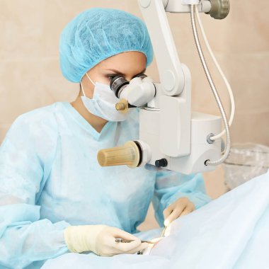 Oftalmoloji lazer mikroskop operasyonu. Klinikte doktor. Hasta göz tedavisi. Miyopi ve katarakt giderme