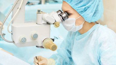 Oftalmoloji lazer mikroskop operasyonu. Klinikte doktor. Hasta göz tedavisi. Miyopi ve katarakt giderme