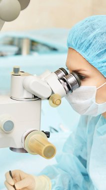 Güzel doktor kadın portresi. Oftalmoloji lazer mikroskop operasyonu. Klinik odası. Hasta göz tedavisi. Miyopi ve katarakt giderme