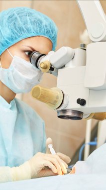 Oftalmoloji lazer mikroskop operasyonu. Klinikte doktor. Hasta göz tedavisi. Miyopi ve katarakt giderme
