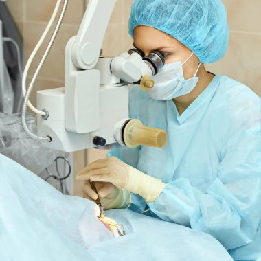 Oftalmoloji lazer mikroskop operasyonu. Klinikte doktor. Hasta göz tedavisi. Miyopi ve katarakt giderme