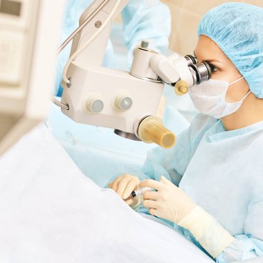 Oftalmoloji lazer mikroskop operasyonu. Klinikte doktor. Hasta göz tedavisi. Miyopi ve katarakt giderme