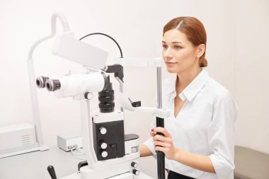 Göz oftalmolog muayenesi. Görme geri kazanımı. Astigmatizma kontrol kavramı. Oftalmoloji diagmostic cihaz. Klinikte güzellik kız portre