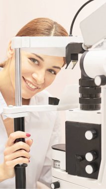 Göz oftalmolog muayenesi. Görme geri kazanımı. Astigmatizma kontrol kavramı. Oftalmoloji diagmostic cihaz. Klinikte güzellik kız portre