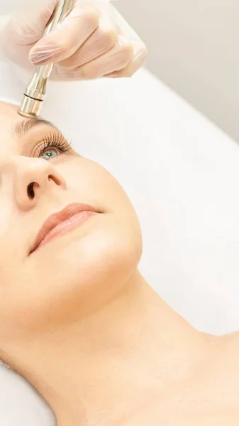 Tratamentul facial al cosmetologiei. O tânără răbdătoare. Salon hardware cosmetic. Dermatologie piele de diamant curat — Fotografie, imagine de stoc