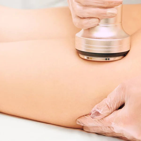 Terapia con máquinas de cavitación. Tratamiento de liposucción corporal de mujer. Aparato de ultrasonido. Procedimiento de cosmetología por radiofrecuencia — Foto de Stock