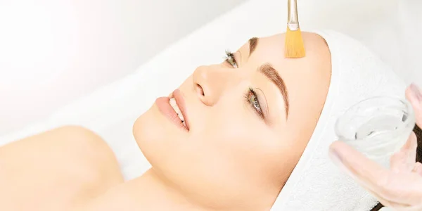 Cepillo facial pelar tratamiento con retinol. Belleza mujer procedimiento de pelado. Cosmetología niña terapia.Ácido hialurónico — Foto de Stock