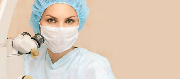 Hübsche Ärztin Porträt. Augenlasermikroskopie-Operation. Klinikzimmer. Patienten Augenbehandlung. Kurzsichtigkeit und Grauer Star — Stockfoto