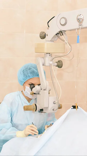 Oftalmologi laser Mikroskop drift. Läkare i kliniken. Patientens ögonbehandling. Myopi och katarakt avlägsnande — Stockfoto