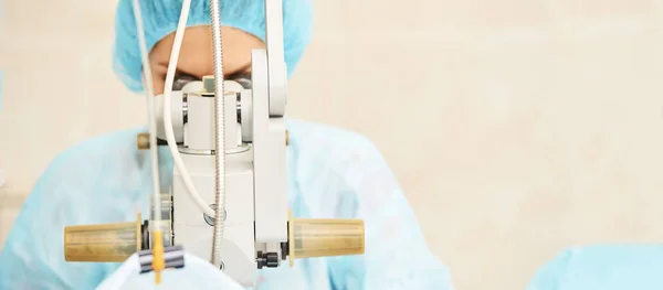 Mooie dokter vrouw portret. Oftalmologie Laser Microscoop werking. Kliniek kamer. Oogbehandeling van de patiënt. Myopie en cataract verwijdering — Stockfoto