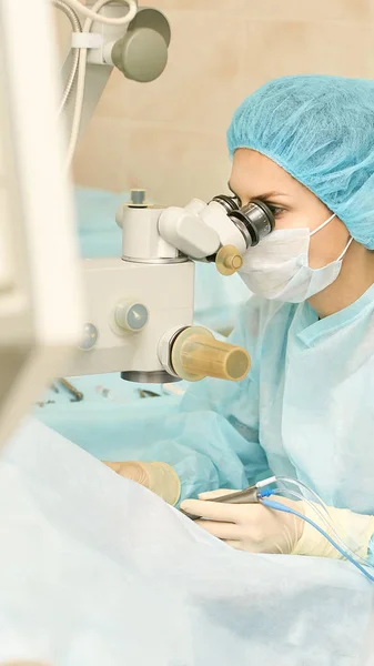 Operación de microscopio láser oftalmológico. Doctor en clínica. Tratamiento ocular del paciente. Miopía y eliminación de cataratas —  Fotos de Stock