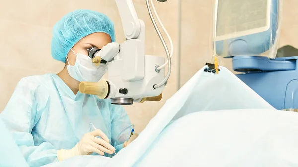 Oftalmologi laser Mikroskop drift. Läkare i kliniken. Patientens ögonbehandling. Myopi och katarakt avlägsnande — Stockfoto