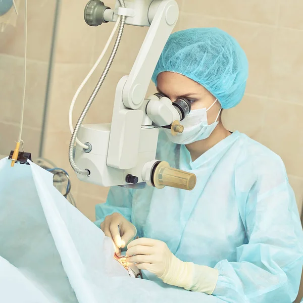 Operación de microscopio láser oftalmológico. Doctor en clínica. Tratamiento ocular del paciente. Miopía y eliminación de cataratas —  Fotos de Stock