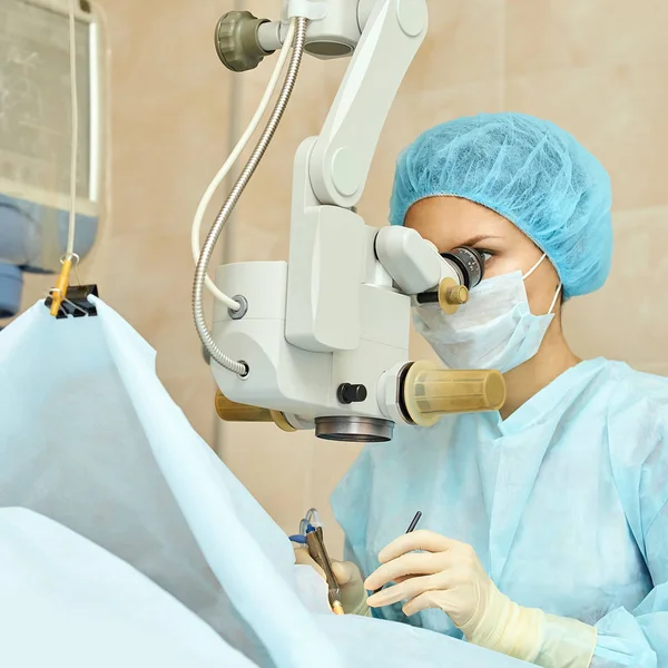 Operação de microscópio a laser oftalmológico. Doutor na clínica. Tratamento ocular do paciente. Miopia e remoção de catarata — Fotografia de Stock