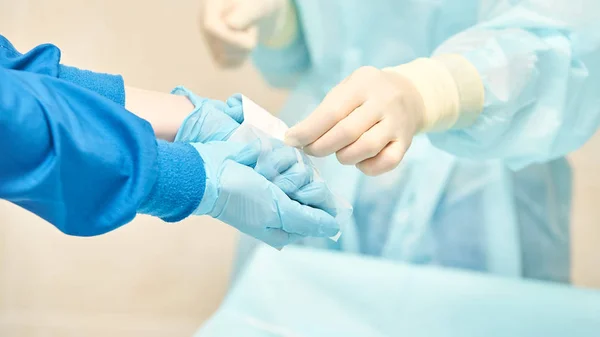 Augenlasermikroskopie-Operation. Klinikzimmer mit Arzt und Parient. Handschuhe und medizinische Hilfsmittel — Stockfoto