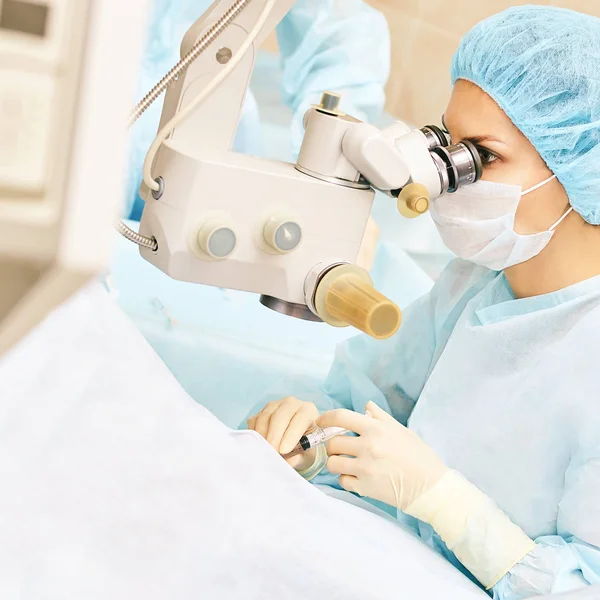 Augenlasermikroskopie-Operation. Arzt in der Klinik. Patienten Augenbehandlung. Kurzsichtigkeit und Grauer Star — Stockfoto