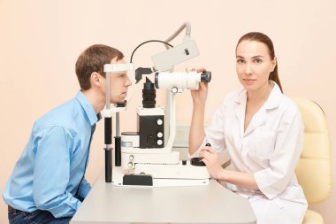 Göz oftalmolog muayenesi. Görme geri kazanımı. Astigmatizma kontrol kavramı. Oftalmoloji diagmostic cihaz. Klinikte güzellik kız portresi. Erkek hasta