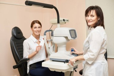 Göz oftalmolog muayenesi. Görme geri kazanımı. Astigmatizma kontrol kavramı. Oftalmoloji diagmostic cihaz. Klinikte güzellik kız portre