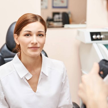 Göz oftalmolog muayenesi. Görme geri kazanımı. Astigmatizma kontrol kavramı. Oftalmoloji diagmostic cihaz. Klinikte güzellik kız portre