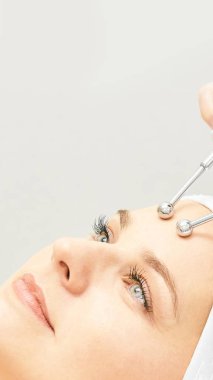 Mikroakım estezi prosedürü. Güzel kız yüzü. Kozmetoloji 