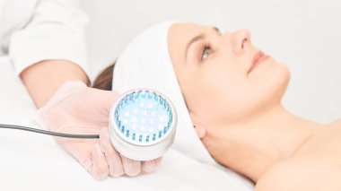 Cilt bakımı kozmetoloji yüz prosedürü. Güzel kadın yüzü. Mavi l