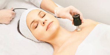 Sigara enjeksiyon Mezoterapi. Doktor ve hasta Kliniği. Gençleştirme kozmetik aracı. Kadın estetik cilt yüz prosedür. Anti kırışıklık fr kaldırma