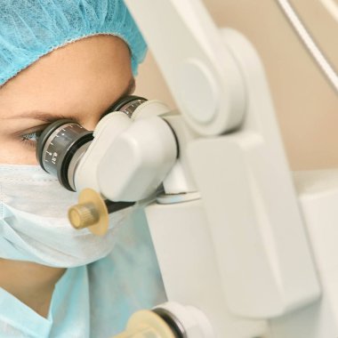 Güzel doktor kadın portresi. Oftalmoloji lazer mikroskop operasyonu. Klinik odası. Hasta göz tedavisi. Miyopi ve katarakt giderme